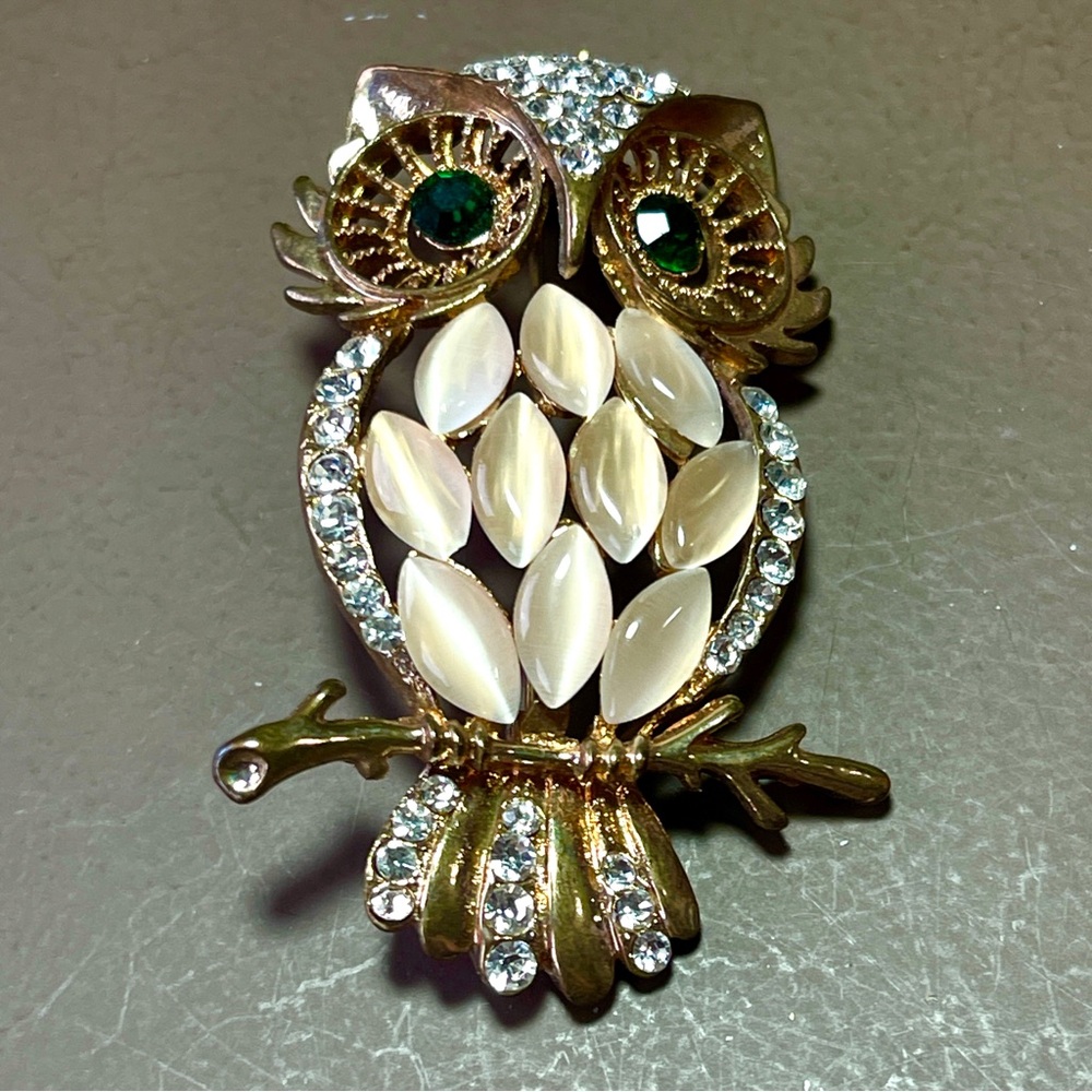 Vintage Green eyed Owl brooch. Gold-tone, rhinestones